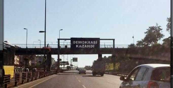 İstanbul'daki tüm tabelalarda 'demokrasi kazandı' yazısı yazıldı