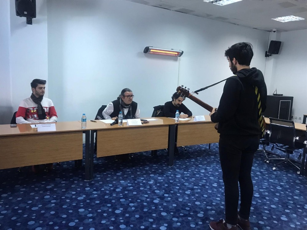 İstanbul’daki vapur hatlarında müzisyen olmak için jüri karşısında şarkılarını söylediler 