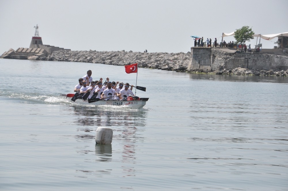 İstanbul’dan aldıkları Türk Bayrağı’nı Zonguldak’a getirdiler. 