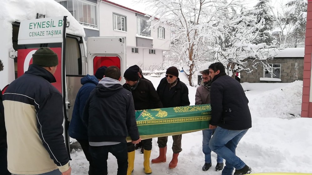 İstanbul’dan gelen cenaze, kar nedeniyle 3 gündür defnedilemedi 