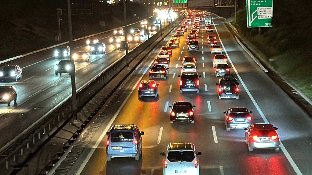 İstanbul’dan kaçış: Deprem sonrası kentten ayrılanlar İstanbul çıkışında trafiği kilitledi