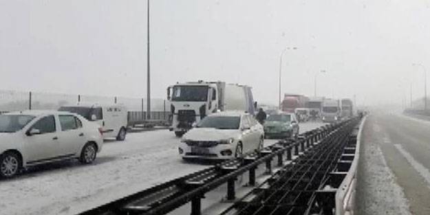 İstanbul'dan kar nedeniyle zincirleme kaza! Yol trafiğe kapandı
