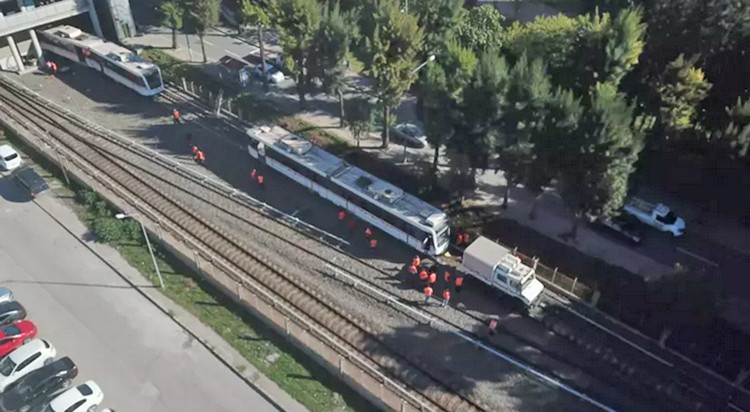 İstanbul’dan sonra şimdi İzmir’de: Raydan çıktı