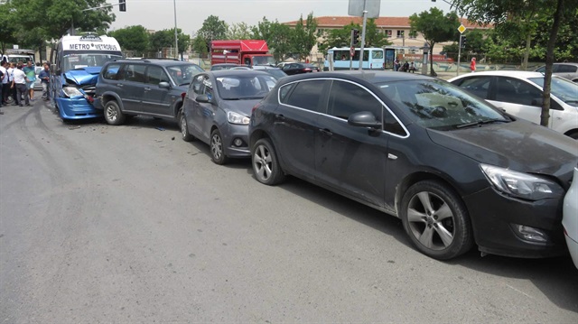 İstanbul'da yolcu minibüsü 5 araca çarptı