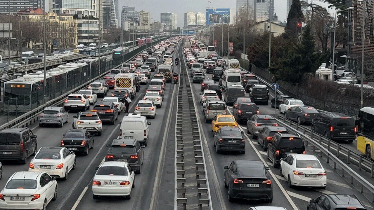 İstanbullu trafikte kaldı! Yoğunluğu yüzde 80'e çıktı