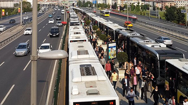 İstanbullular dikkat! Metrobüs kilit oldu...