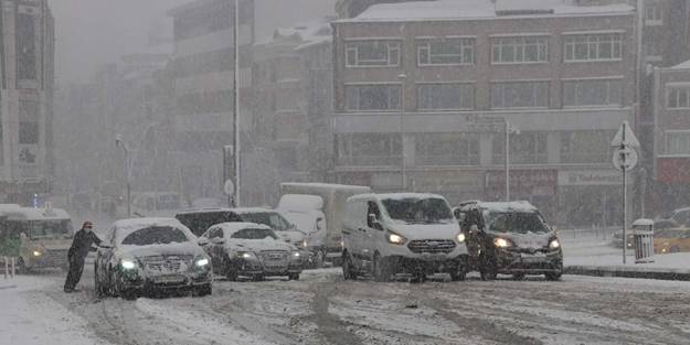İstanbullular dikkat! Saat verildi kar geliyor