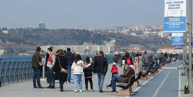 İstanbullular eve kapandı, turistler güneşli havanın keyfini çıkardı