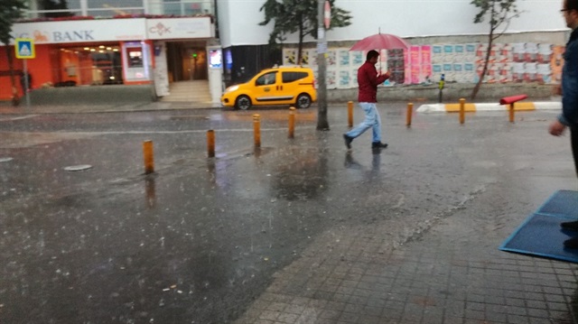 İstanbullular güne sağanak yağışla uyandı
