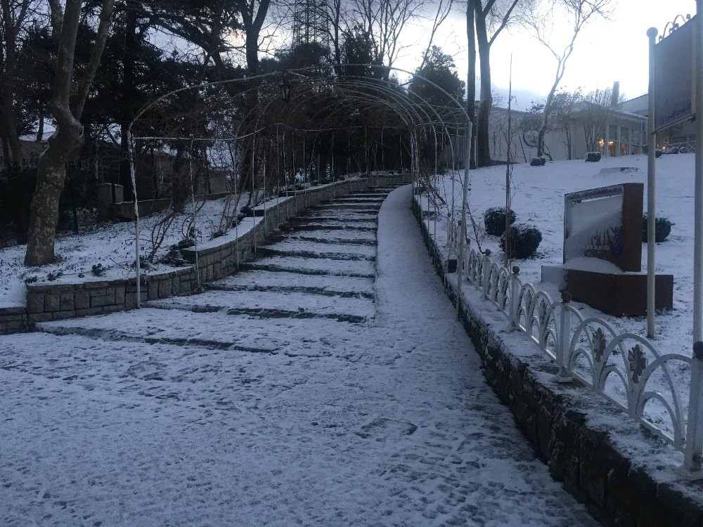 İstanbullular, kar manzaralarına uyandı 