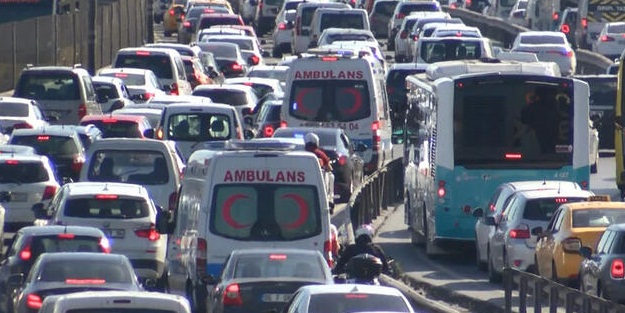 İstanbullular sokağa çıkma yasağı iptal edilince kendilerini dışarı attı
