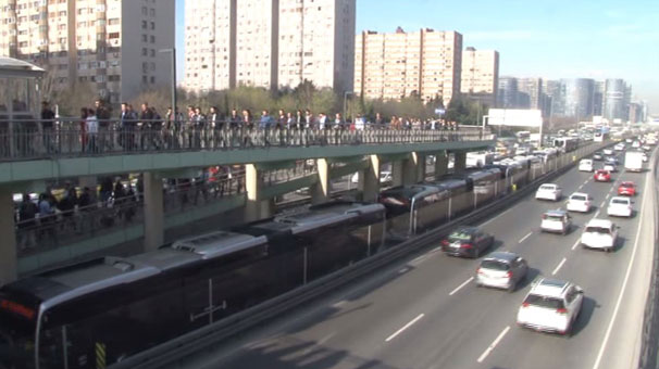 İstanbullulara sabah şoku! Metrobüs kuyruğu devam ediyor