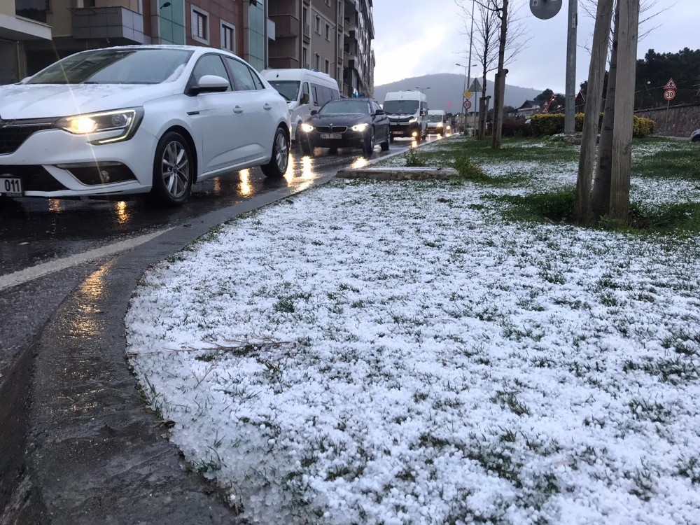 İstanbulluları dolu sürprizi karşıladı 