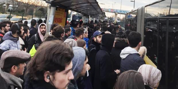 İstanbulluların metrobüs çilesi! Halk isyan etti