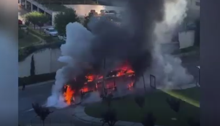 İstanbullunun canına kast var! Bir otobüs daha alevlere teslim oldu