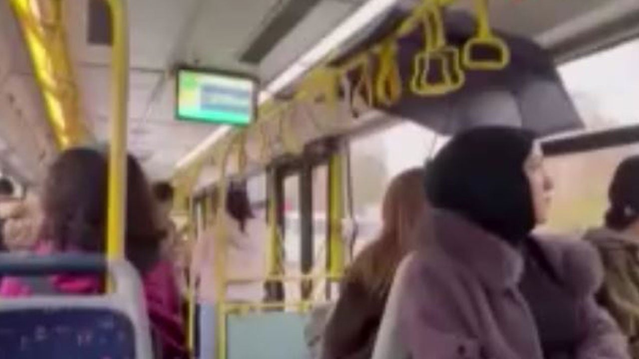 İstanbullunun çilesi bitmiyor: İETT otobüsünde şemsiyeli yolculuk dönemi