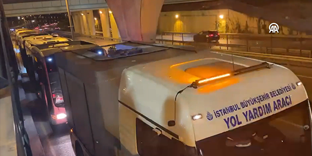 İstanbullunun Ekrem çilesi bitmiyor! Yine metrobüs arızası