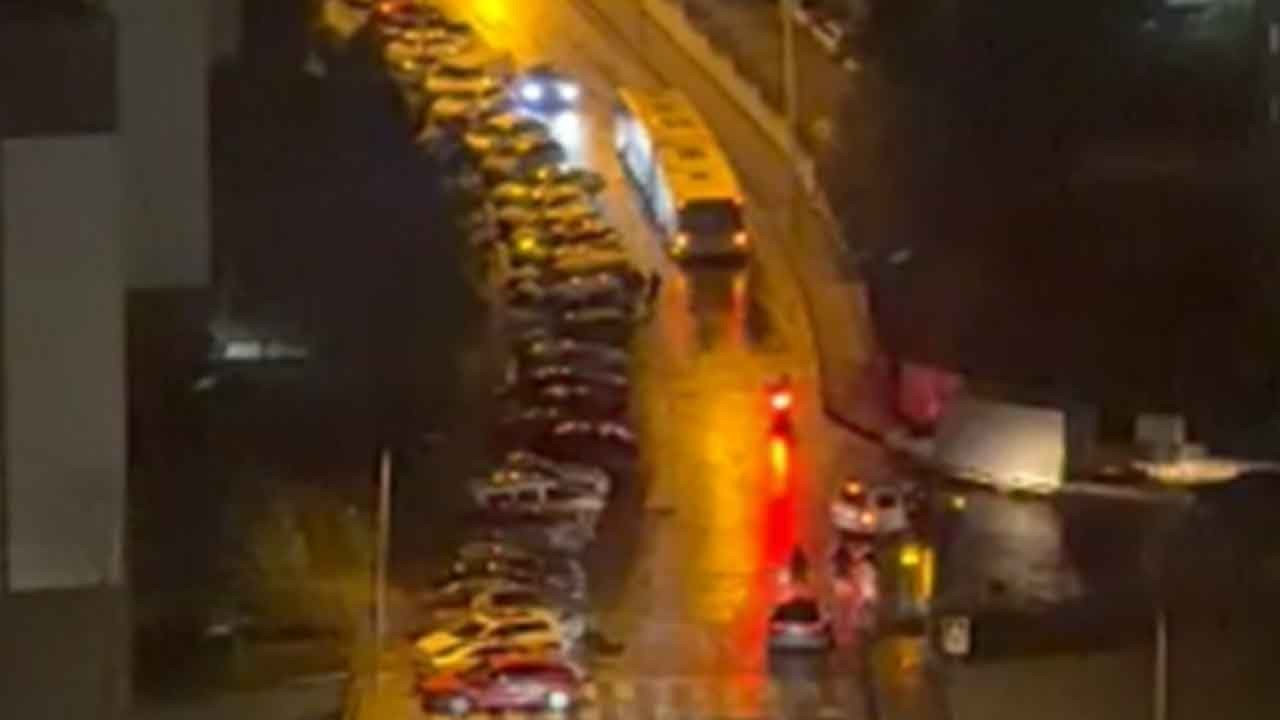 İstanbullunun İETT çilesi bitmiyor! Yol trafiğe kapatıldı, vatandaşlar isyanda