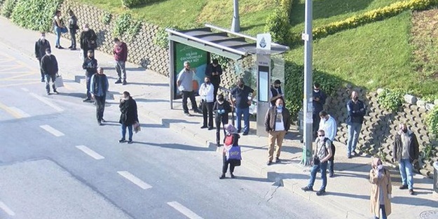 İstanbullunun ulaşım çilesi bitmek bilmiyor: 2 saattir bekliyoruz
