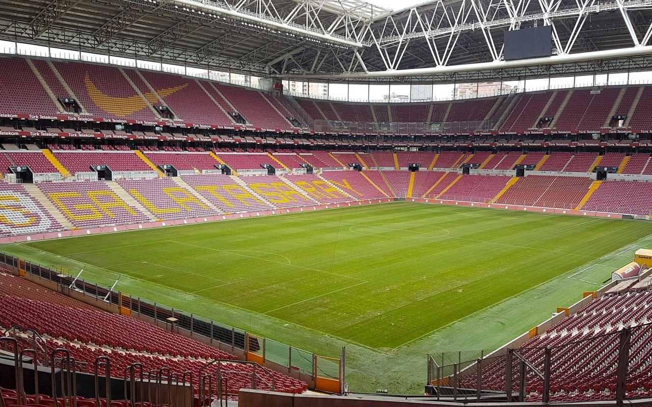 İstanbul'u deprem vurdu Galatasaray'ın stadı bile sallandı