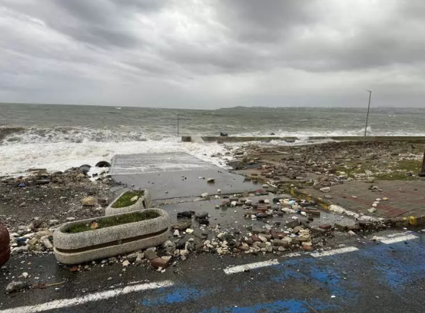 İstanbul'u kuvvetli sağanak ve fırtına vurdu! Valilik açıkladı Can kaybı var!