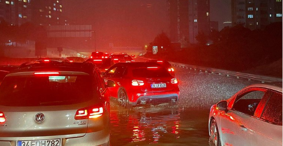 İstanbul'u sağanak vurdu, AKOM uyudu! Vatandaşı uyarmadılar