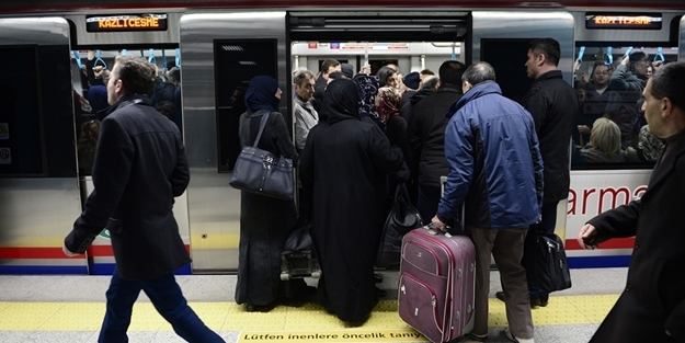 İstanbul'u sis vurdu, Marmaray doldu taştı