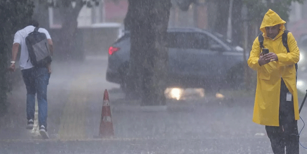 İstanbul'un bazı bölgelerinde şiddetli sağanak etkili oluyor