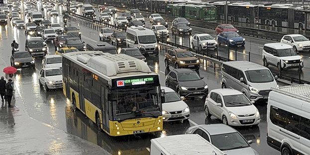 İstanbul'un çilesi bitmiyor! Trafik haftanın ilk günü kilitlendi!