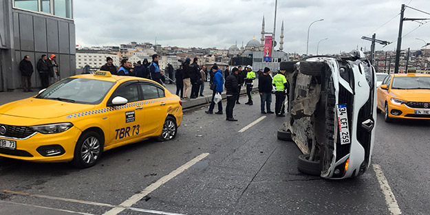 İstanbul'da köprü üzerinde seyreden araç yan yattı
