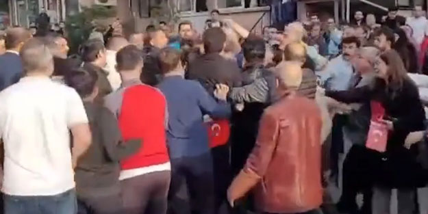 İstanbul'un göbeğinde AK Parti otobüsü terör örgütü yandaşlarının hedefi oldu