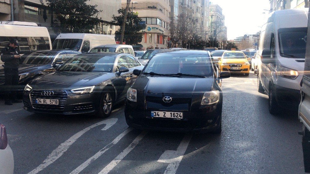 İstanbul’un göbeğinde bıçaklı trafik kavgası: 1 yaralı 
