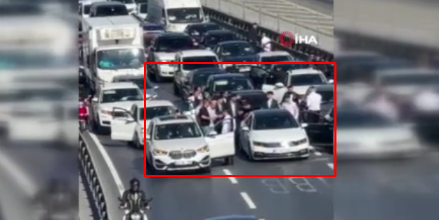 İstanbul'un göbeğinde büyük rezillik! Trafiği kapattılar, dakikalarca halay çektiler!