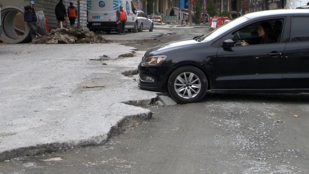 İstanbul'un göbeğinde çileden çıkaran görüntü! 'Yollar tarlaya döndü'