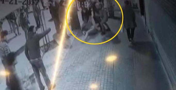 İstanbul'un göbeğinde genç kadını feci şekilde dayak attılar
