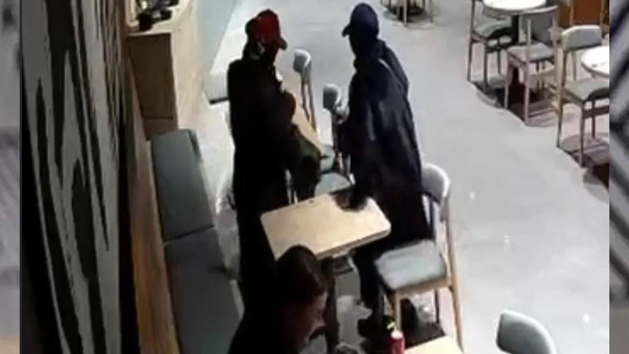 İstanbul'un göbeğinde yemek yiyen Moldovalı kadının çantasını çaldı...