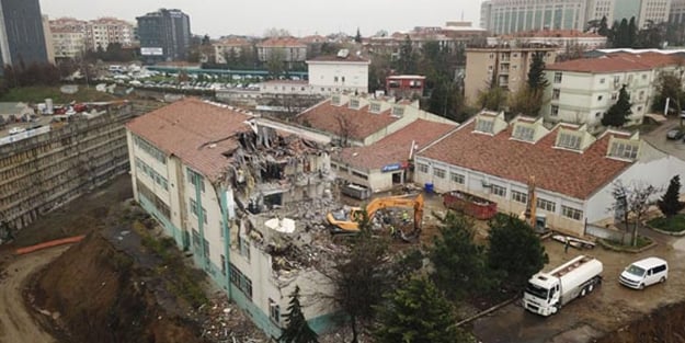 İstanbul'un kalbindeki lise yıkılıyor
