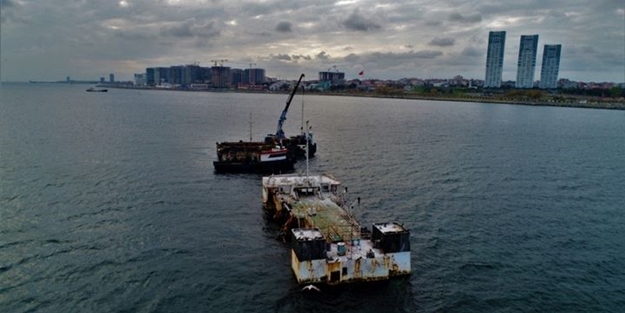 İstanbul'un marmara sahilindeki hayalet gemi artık parçalarına ayrılıyor