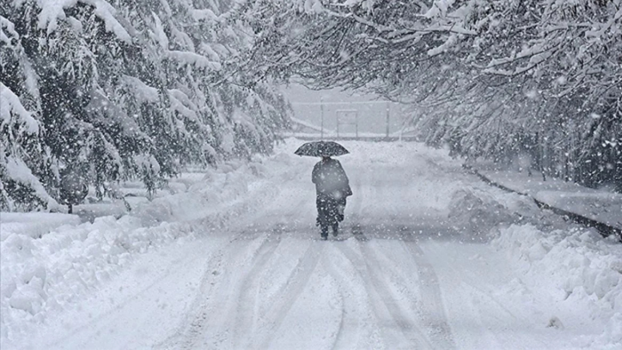 İstanbul’un o ilçesi karlar altında: Kar sanki sadece buraya yağıyor!
