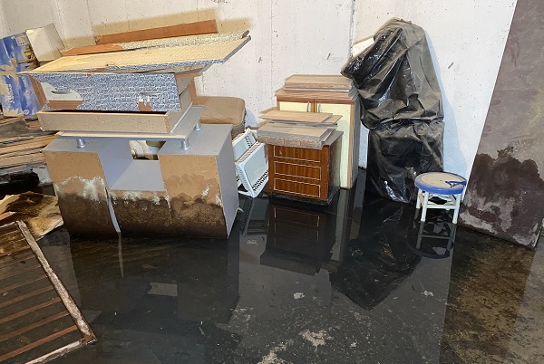 İstanbul'un orta yerinde yaşandı | İSKİ çözüm bulamayınca tüm binayı sardı!