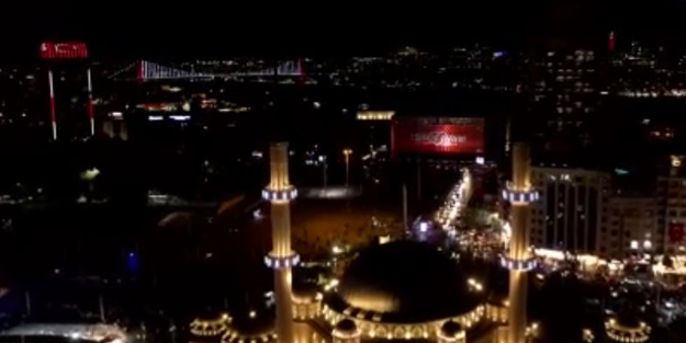 İstanbul'un simge yapılarında 15 Temmuz temalı duygulandıran gösteri