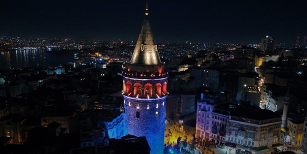 İstanbul'un simgeleri 'mavi-turuncuya' büründü