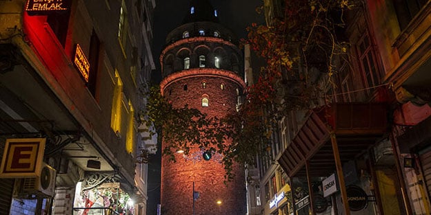 İstanbul'un simgeleri turuncu renkle aydınlatıldı
