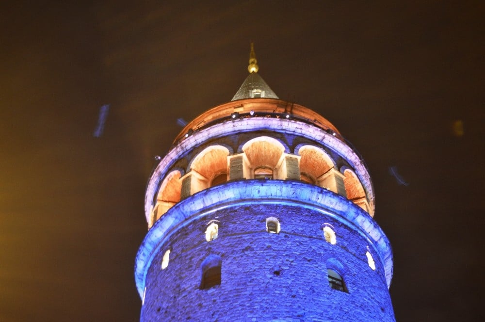İstanbul’un simgesi Galata Kulesi mavi ve turuncuya büründü 