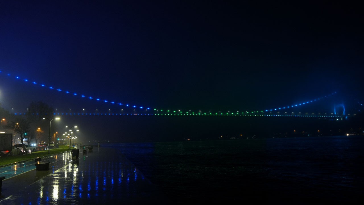 İstanbul'un simgesi su için ışıklandı