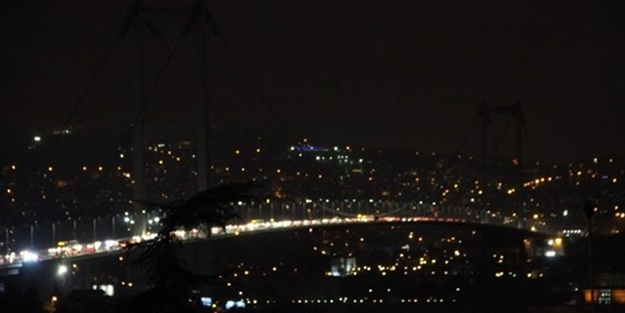 İstanbul'un tarihi yerleri bir anda karanlığa büründü