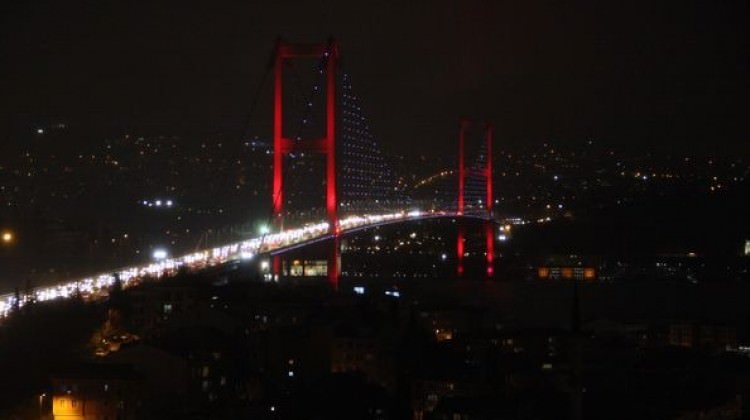 İstanbul'un tarihi yerlerinde ışıklar kapatıldı