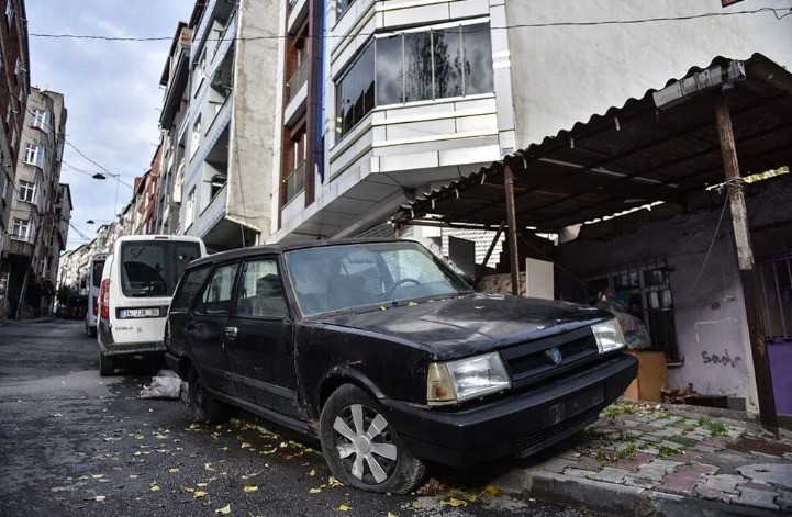 İstanbul’un terk edilen araçları: Altlarında ot bitiyor