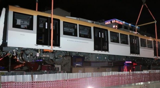 İstanbul'un yeni metro vagonları raylara indirildi