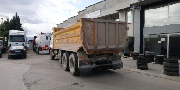 İstasyonda kamyonun altında kalan TIR şoförü öldü